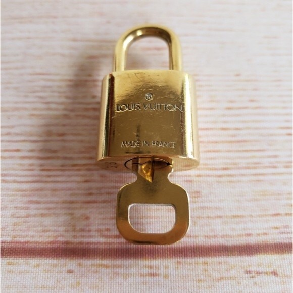 Louis Vuitton #318 Padlock and Key - Picture 3 of 6